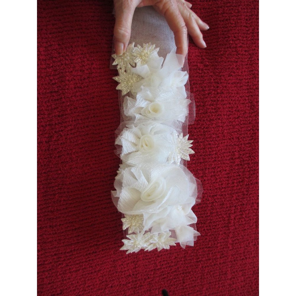VERA WANG WHITE BRIDAL CREAM/WHITE COLORED FLORAL BLINGY SASH FOR WEDDING DRESS